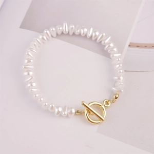 Detailed view of Baroque irregular pearl bracelet with high-gloss gold OT buckle clasp