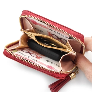 Portafoglio rosso in pelle da donna con zip dorata e dettaglio di nappina elegante