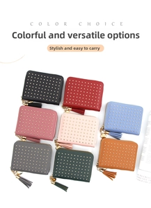 Détail de portefeuilles à clous multicolores avec fermeture éclair à pompon et breloque cœur