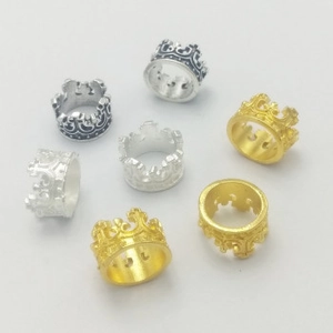 Detailed top view of 20mm crown shaped alloy charms in gold, silver, and black finishes