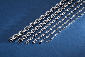 Macro comparison of silver stainless steel O-chains in six varying thicknesses