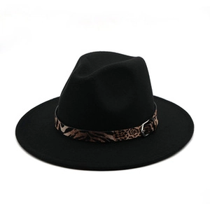 Détail d'un fedora noir à bord plat avec ruban léopard et boucle en métal argenté
