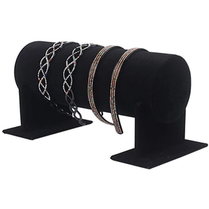 Espositore per cerchietti in velluto nero con decorazioni in strass su sfondo bianco