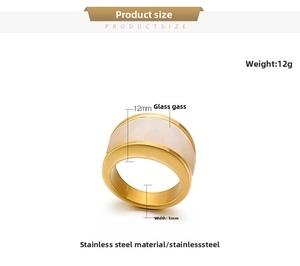 Dettaglio di una pietra in vetro rosa da 12mm su un anello in acciaio inossidabile dorato