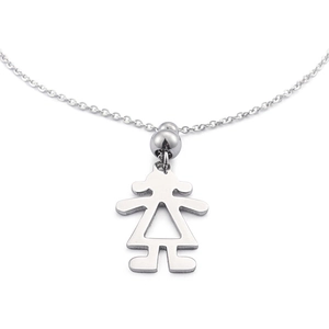 Détail du collier en acier inoxydable argenté avec un pendentif symbole de fille
