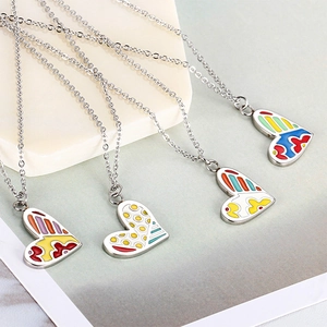 Lot de quatre colliers cœur en acier inoxydable avec motifs abstraits en émail coloré