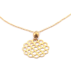 Détail d'un collier plaqué or 18 carats avec un pendentif circulaire ajouré et chaîne fine