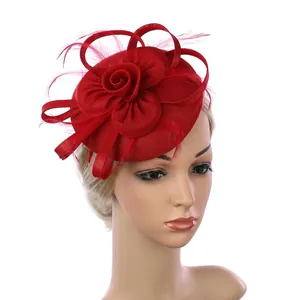 Elegante tocado rojo estilo británico con flor y plumas en diadema de fiesta