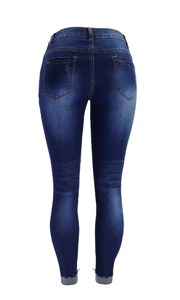 Detailansicht der dunkelblauen Slim-Fit-Jeans mit ausgefranstem Saum und Rissen hinten