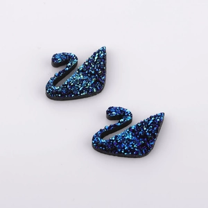 Boucles d'oreilles cygne bleues étincelantes en résine avec détails de couronne