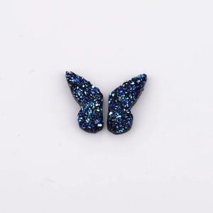 Détail macro d'ailes de papillon en quartz drusy bleu avec reflets sur fond blanc