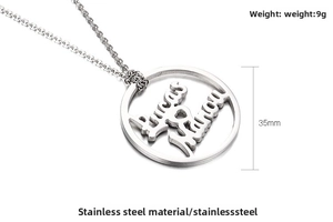 Détail du collier à nom creux rond avec gravure Lucas et Marlou en acier inoxydable