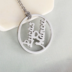 Collier personnalisé en acier inoxydable avec pendentif rond gravé Lucas et Manon