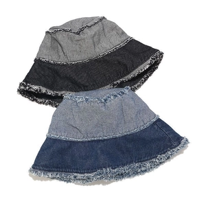 Chapeau bob en denim patchwork pour femme avec bords effilochés en bleu et noir