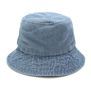 Détail du chapeau bob en jean délavé bleu clair montrant les coutures renforcées du bord