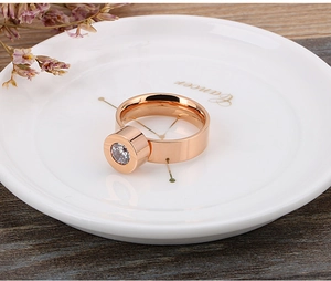 Anello in acciaio inossidabile oro rosa con zircone su piatto in ceramica segno Cancro