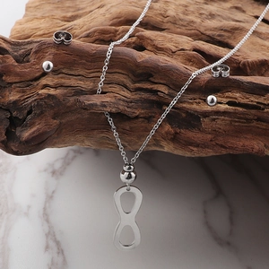Set collana e orecchini a lobo infinity in acciaio inossidabile argento su legno naturale