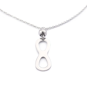 Dettaglio del ciondolo a simbolo dell'infinito d'argento su una collana in acciaio inox