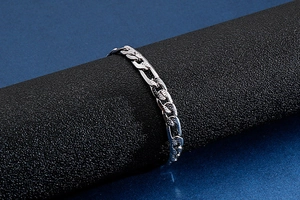Dettaglio di catena in acciaio inossidabile argento con trama satinata su espositore