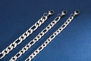 Macro di catene Figaro in acciaio inossidabile argento con chiusura a moschettone su blu