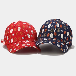 Dettaglio di cappelli da baseball in stile cinese con stampe tradizionali rosse e blu