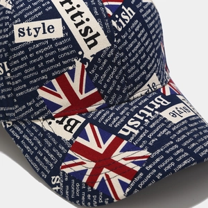 Gros plan du motif drapeau britannique et détails imprimé journal sur la casquette
