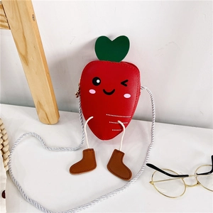 Détail du mini sac bandoulière carotte rouge avec visage de dessin animé et feuille