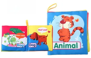 Détail du livre en tissu série animaux avec couverture tigre et page chien pour bébé