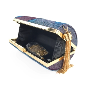 Dettaglio borsa da sera sfumata blu viola con nappe dorate e tracolla a catena
