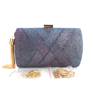 Dettaglio borsa da sera con paillettes sfumate blu viola con nappa dorata e catenine