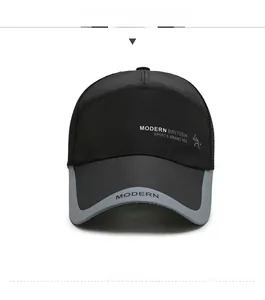 Détail d'une casquette de baseball en mesh respirant noir et gris avec imprimé MODERN BRITISH