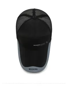 Vue détaillée de la casquette noire et grise respirante avec mesh et lettrage moderne
