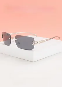 Détail de lunettes de soleil rectangulaires sans monture avec étoiles en métal