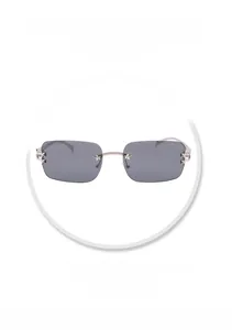 Détail de lunettes de soleil sans monture avec verres gris et étoiles en métal doré