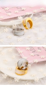 Dettaglio di ampi anelli alla moda in oro e argento con inserti in resina