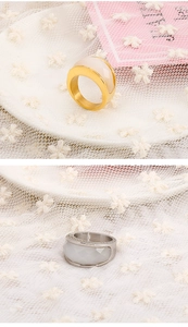 Dettaglio degli anelli di coppia in oro e argento con inserti in pietre preziose