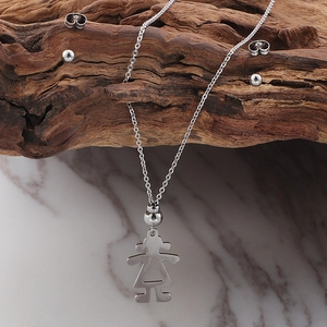 Détail du collier en acier inoxydable argenté avec pendentif fille et boucles d'oreilles
