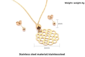 Détail d'un ensemble de bijoux en acier inoxydable plaqué or 18 carats avec mesures