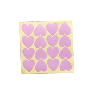 Vista dettagliata del foglio di adesivi a cuore rosa carino, ideale per quaderni e diari.