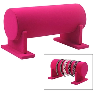 Dettaglio del supporto in velluto rosa rosso per l'esposizione di cerchietti e bracciali