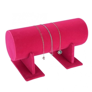 Dettaglio dell'espositore per cerchietti in velluto rosa con base a T e forma cilindrica