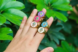 Vintage vergulde Hamsa handringen met kleurrijk emaille en ingelegde edelstenen