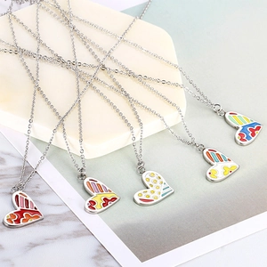 Colliers avec pendentifs cœur en émail coloré en acier inoxydable au style épuré