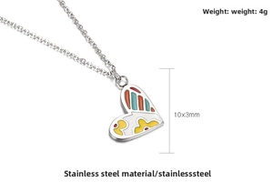 Vue détaillée du collier pendentif cœur avec dimensions et poids du charme en acier