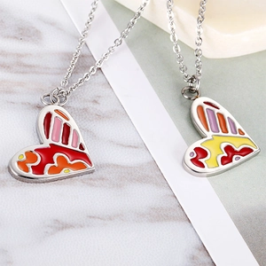 Colliers pendentifs cœur en acier inoxydable avec motifs papillon en émail coloré
