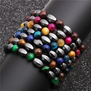 Primo piano di bracciali con pietre occhio di tigre ed ematite su supporto espositivo