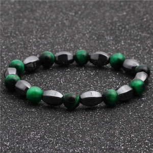 Dettaglio macro delle perle occhio di tigre e pietre di ematite sul bracciale da uomo