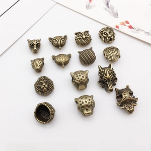 Dettaglio macro di perline a forma di testa di animale in bronzo per gioielli DIY