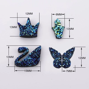 Lot de breloques en résine pailletée bleu foncé comprenant cygne, couronne et papillon