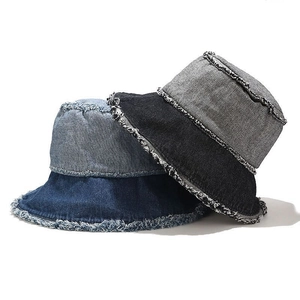 Bobs en jean délavé avec bords effilochés en bleu, noir et gris style urbain